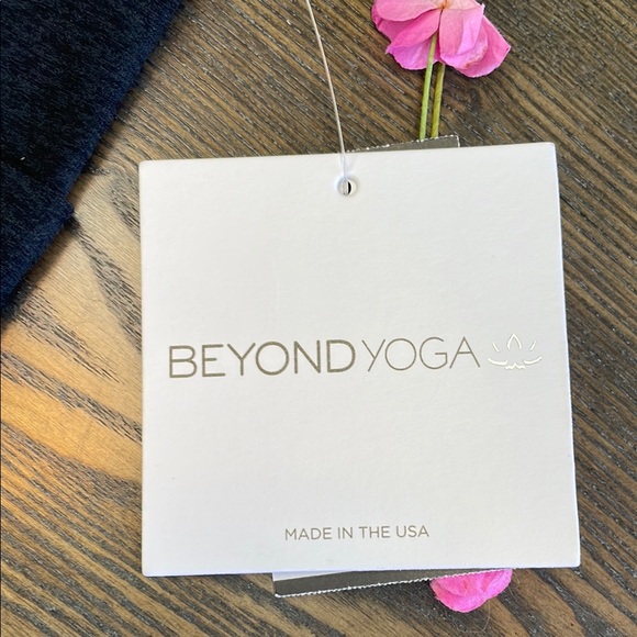 Beyond Yoga Biker Shorts with Pockets - Picture 3 of 9